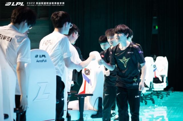 连续错失良机！齐尔克泽射门被扑+头球滑门而过.