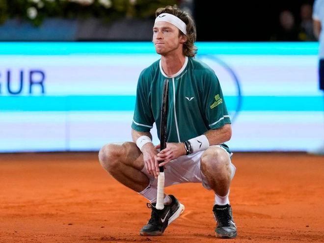 末节他在落 末节他在落